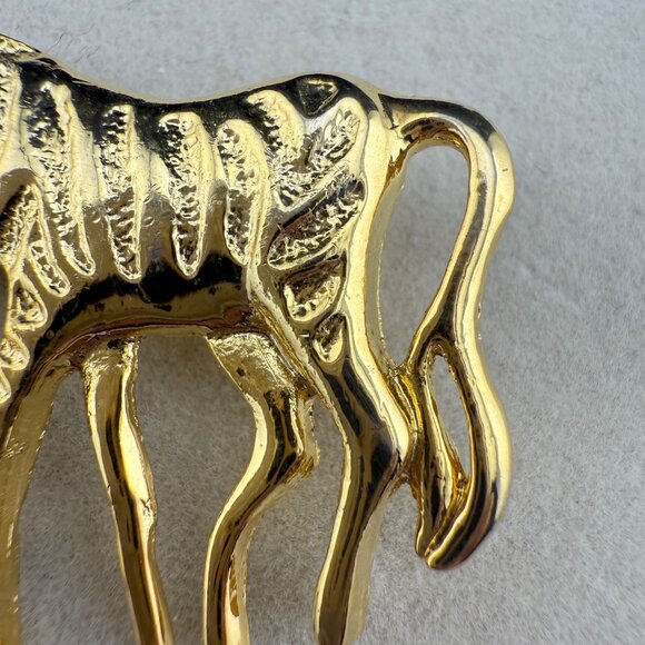 Vintage Gold-Toned Abstract Horse Brooch Pin Modern Design Elegant Animal Jewelr - Picture 3 of 5